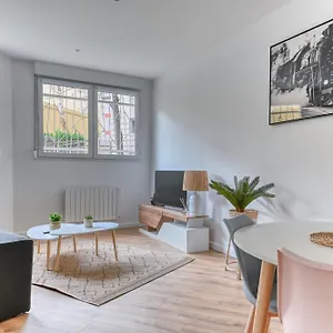 https://lescale-balzac.hotels-rhonealpes.com